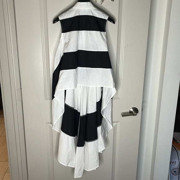 Ladies top. - Picture 2 of 2